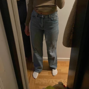 Blå jeans (monki)  - Snygga blå straight jeans från monki i strl 36 i bra skick!! 🌊 Meddela ifall du är intresserad!!💙