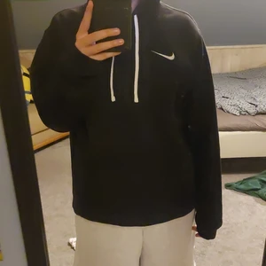 Nike hoodie - En svart nike hoodie i storlek L från intersport. Inte använd många gånger. Skönt material. Köparen står för frakt