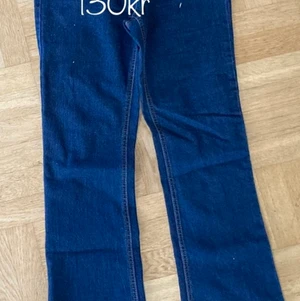 Gravidjeans strl 36 - Väldigt sköna gravidjeans i härlig stretch och mjuk resårmudd för den växande magen. Fickor bak. Lätt bootcut nedtill.  Knappt använda.  Mycket fint skick.   Rök-, och djurfritt hem.  Skickar inom en vecka efter mottagen betalning. 