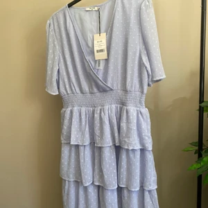 Klänning nakd - Oanvänd klänning i storlek 42. Passar inte min stil därför vill jag ge den chansen hos någon annan