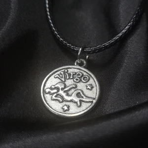Virgo Halsband! ♍  - Egengjort halsband med stjärntecknet jungfru/virgo berlock! Framsidan visar jungfrun tillsammans med stjärntecknets namn på engelska, medan baksidan visar tecknet samt en egenskap associerat med personer födda i tecknet. 45cm långt men justerbart. 