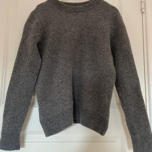 Stickad  - Grå stickad tröja i storlek XS. Super fint skick säljer då jag anser att den är för liten för mig.💖