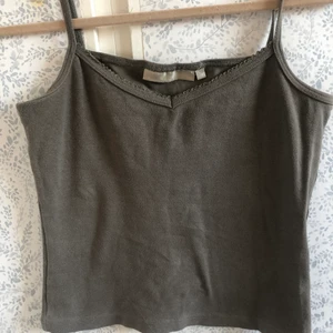 Linne  - Jätte fint linne nu till hösten,gillar verkligen deta linet men jag använder det inte så ofta. Den ger lite brandy melvile vibar skulle jag säga och passar med nästan allt! Kontakta mig om du har fråger 💕