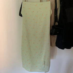 Klänning - Fett skön o fin klänning som aldrig kommit till användning. I priset ingår frakt🤩