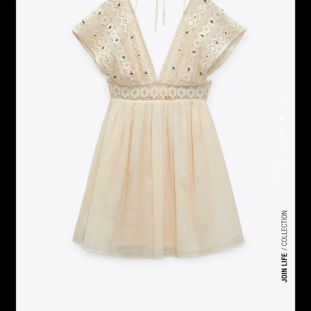 Super söt klänning från zara, använd 1 gång💕 Skriv privat för fler bilder💕 klänningen är i strl S men passar både mindre och större. Ny pris 500💕 . Klänningar.