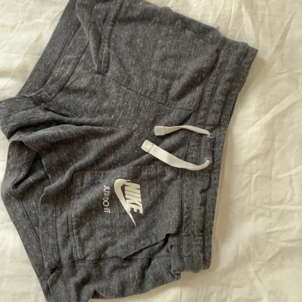 Nike shorts i en grå färg!!! Storlek 36🖤🖤. Shorts.
