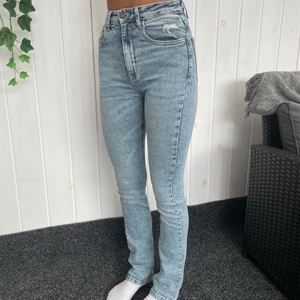 Stradivarius Jeans - Säljer dessa blåa jeans från Stradivarius strl 32 köpta på asos. Säljer då de aldrig använts. Sitter bra i längden på mig som är ca167. Är flera intresserade så startar jag budgivning. Köparen står för frakten💗