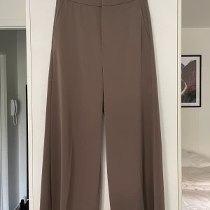 Inwear byxor, 34  - Jättefina vida byxor från Inwear, använd ett fåtal gånger, i nyskick. Nypris 1100kr, säljes för 500kr. Kan hämtas upp i göteborg. 