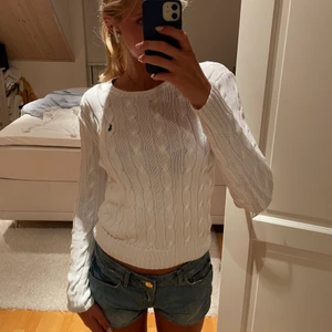 Ralph Lauren Tröja - Fin kabelstickad vit tröja från Ralph lauren. Superfint skick! Jag är 173. köparen står för frakten💗