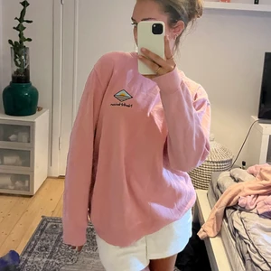 Sweatshirt!!🫶🏻 - Snygg sweatshirt från H&M  Storlek M men är en snygg oversized tröja på mig som är S! Använd fåtal gånger så i toppen skick!💖
