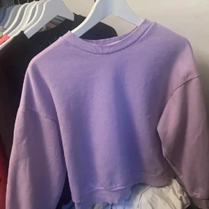 Sweatshirt  - Knappt använd. Har även en likadan i vinröd om nån är intresserad. 