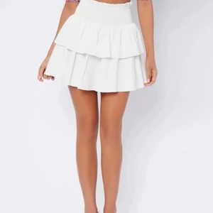 Vit basic volang kjol, Aldrig använt 😜 - Ligger bara i garderoben 