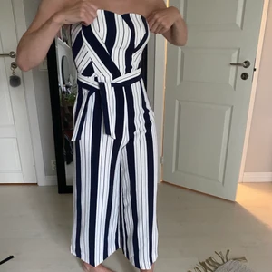 Jumpsuit  - Randig jumpsuit från hm i färgerna marinblå och vit. Helt oanvänd, bara testad (bild 3). Meddela för fler bilder 🥰