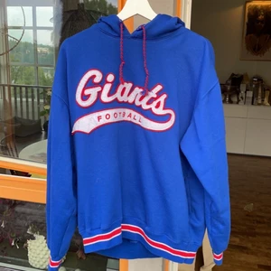 New tork giants hoodie - Säljes då jag inte använder längre. Köptes ny för 1000 på secondhand butik. Hoodie är 90/00 tal och är lite baggie.