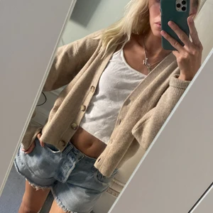 Stickad kofta!  - Säljer denna fina kofta från Uniqlo! Kommer aldrig till användning därav säljer jag den! Inga slitningar eller liknande 