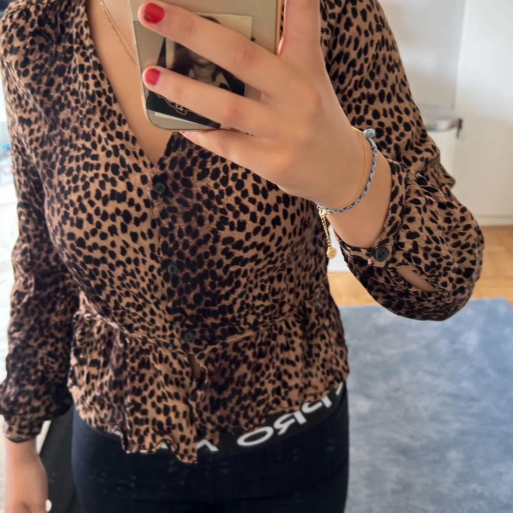 En söt leopardmönstrad blus från hm. Den har knytningar på sidan som en söt detalj. I fint skick utan defekter. Pris går att diskuteras!. Blusar.