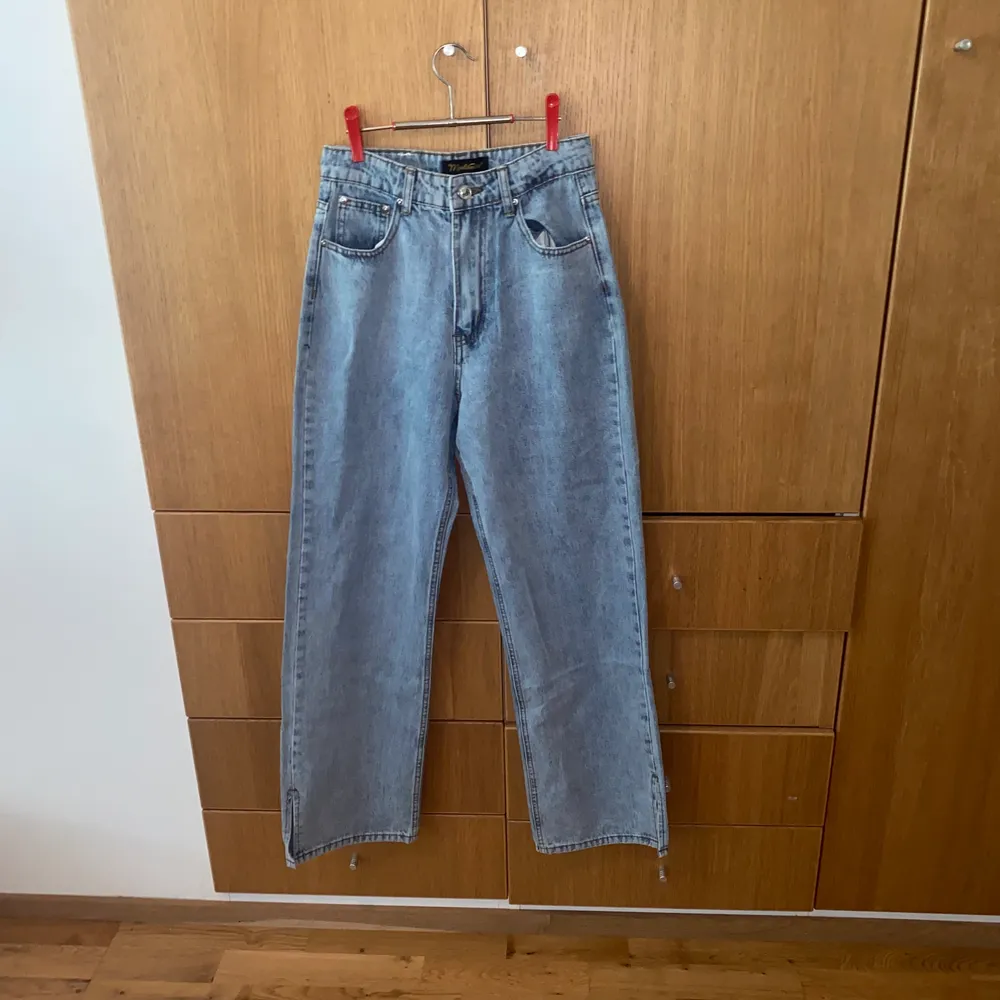 Väldigt korta, petite fit men väldigt snygga😍 Endast prövade, nyskick m taggar. . Jeans & Byxor.