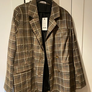 Helt ny oversize blazer - Helt ny oversize blazer från Nakd, storlek 42. Sitter oversized på mig som är 172. Nypris 799kr💞