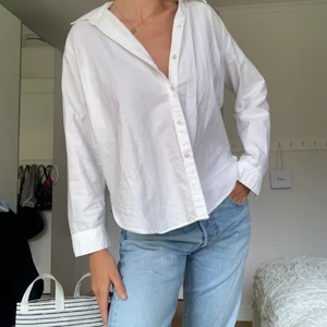 Vit skjorta - En vit skjorta som passar till allt! Säljer då den tyvärr är för kort i armarna för mig som är 180