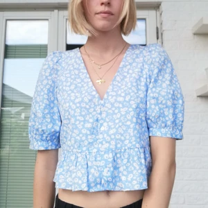 Zara blommig blus - En supersöt blommig blus från Zara, använd fåtal gånger. Den är något croppad med puffärm. 