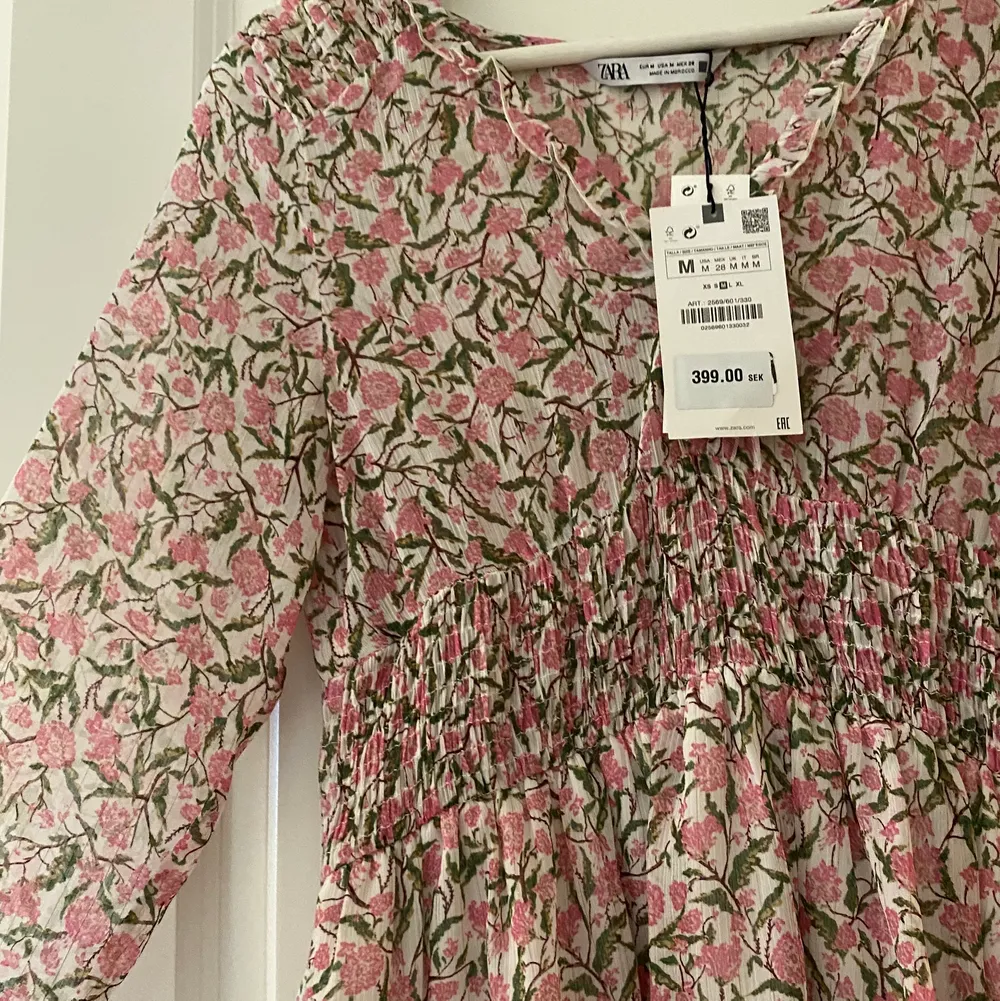 Säljer denna slutsålda klänning från zara i strl M men otroligt liten i storleken så skulle säga att den sitter som XS/S. ❗️Aldrig använd❗️Bud från 150kr. Frakten ligger på 40kr (ignorera fraktalternativet) . Klänningar.