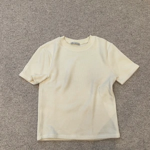 Zara topp - Säljer min väldigt eftertraktade vita zara tshirt i ett tjockare stickat material. Köptes i vintras för ca 200kr men säljer för 100 nu. Väldigt oanvänd. Storlek S. Köparen står för frakt.