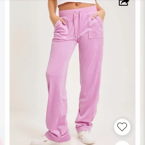 Juciy  - Juicy byxor använda 3 gånger på grund av ångrat köp.köpta på Nelly, har tyvärr inget kvitto. Skriv privat så kan jag skicka bild på de ❤️ 