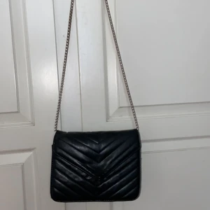 Snygg svart enkel väska  - Snygg väska! Den är fin och söt väldig snygg. Säljer pgd har för många väskor 😭❤️