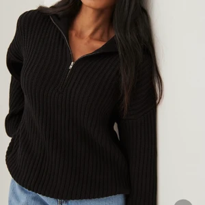 Svart stickad tröja - Super fin svart stickad tröja från NA-KD. Nypris 379 kr. Säljer för 220 kr exklusive frakt. Köpt förra hösten men fortfarande i väldigt fint skick. Storlek XS men stor i storleken.