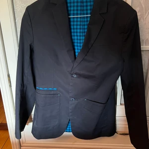 Hugo boss kavaj barn - Sparsamt använd Hugo boss barn kavaj i storlek small. (Pris kan diskuteras)