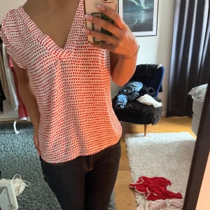Blus med hjärtan  - Super söt blus med röda hjärtan på sol aldrig är använd 💓💓