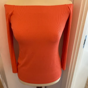 Korall top stl M  - Den är som en liten M & stor S Från Gina tricot Korallfärgad Snygg  Mycket fint skick, obetydligt använd