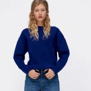 Blå stickad tröja - Säljer denna supersköna och fina stickade tröjan från Zara. Sparsamt använd och superfin färg, perfekt till hösten. Passar en S/M. Nypris 369 kr. Frakt tillkommer på 60 kr