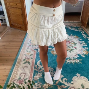 Krämvit kjol  - Jättesöt kjol från zara!😍 aldrit andvänd bara provad, minns ej vad jag köpte den för💕