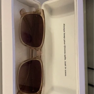 Chimi solglasögon - Säljer mina chimi solglasögon då dom ej kommer till användning. Dom är använda Max 2 gånger.  Köptes förra året för 1200kr.   Negativa är att de finns en fläck på den lilla påsen man kan lägga solglasögonen i men annars inget annat negativt.