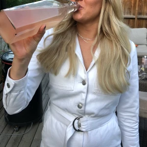 VIT BYXDRESS - Fin vit jeansdress från NAKD
