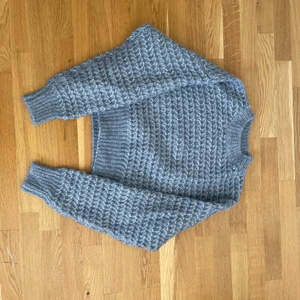 Stickad tröja  - Helt oanvänd stickad tröja från NAKD, storlek xs. Köparen står för frakten