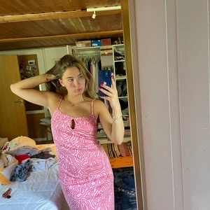 Zara klänning - Fin klänning från zara köpt förra året! Använd typ 3 gånger så som ny!😋  Storlek M men liten i storleken, skriv om du har frågor!🥰