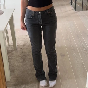 Grå jeans  - Gråa jeans från Zara som är oanvända. Storlek 38 men passar mig som vanligtvis har 36 eller 34 i Zaras jeans. 