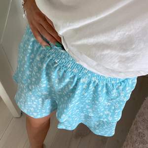 Turkos kjol med  blommor. Köpt på hm förra sommaren men bara använd 1-2 gånger. Storlek xs men passar större med eftersom att den är streching 😌🙂