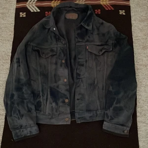 Levis Jeansjacka - Fet vintage Levis jeansjacka i bra skick! Svart/Mörkblå färg med blekta delar. Storlek L. Möts i Malmö och tar swish! Står ej för frakt eller postens slarv (: