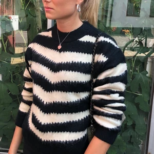 mango stickad tröja zebra S - Snygg stickad från MANGO i storlek S! Sparsamt använt och är därför i fint skick 💜💜