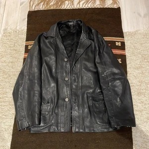Svart läderjacka - Asfet vintage svart läderjacka i perfekt skick! Storlek L-XL. Fråga om mått! Möts i Malmö och tar swish! Står ej för frakt eller postens slarv (: