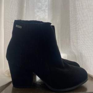 Snygga enkla svarta boots från mtng. Aldrig använda, storlek 37! Perfekta inför hösten nu Med en låg snygg klack! ♥️ 🐻