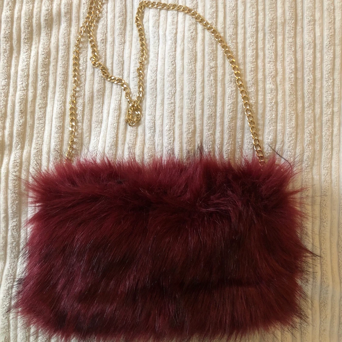 Mörkröd fuskpäls axelväska 