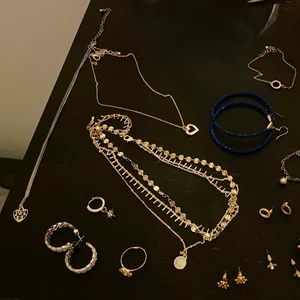 BILLIGA smycken!! 🤩 - 3 för 2🤩 Örhängen 15:-  Halsband 30:-  Armband 20:-   • Skicka screenshot och ringa in den ni är intresserade av 🥰🤩👍  (Frakt ingår ej)  