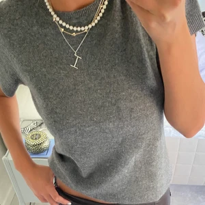 Kashmir t-shirt - 100% kashmir t-shirt köpt på ”El corte de ingles” i Spanien. Ljuset är dåligt på andra bilden. Jag har aldrig använt denna😊