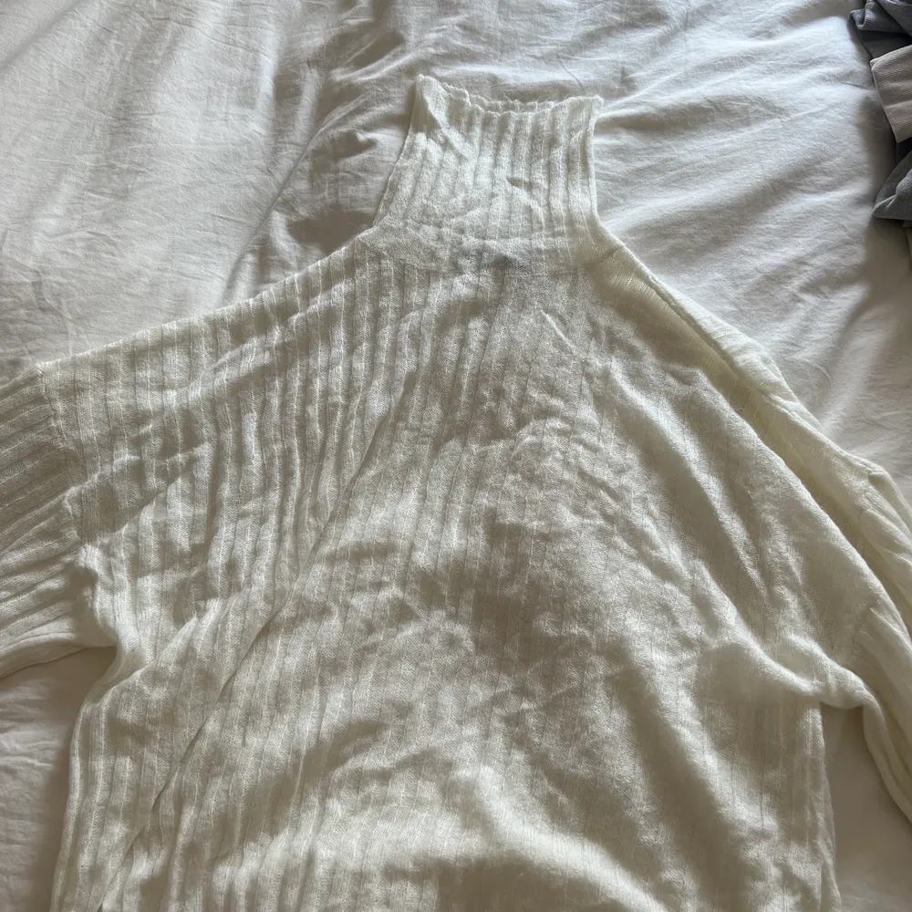 Superfin stickad vit tröja med polokrage, ganska tunn men så skön! Köpare står för frakt. Tröjor & Koftor.