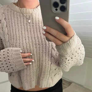 stickad tröja hollister - är KÄR i denna tröjan, så fin och mysig! perfekt till hösten🫶🏽 kommer från hollister (nypris 700kr) 