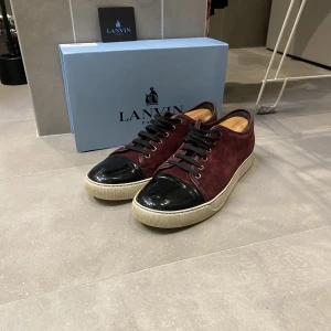 Lanvins - Hej nu säljer jag mina jättefina lanvins i stilrenfärg🍾 Skick 8,5/10. Slutsålda på nk och väldigt eftertraktade. Liten deffekt vid toe capen. Möts upp i Stockholm eller fraktar spårbart med postnord. Frakt betalas på köparens bekostnad. Endast de röda🙌🏼